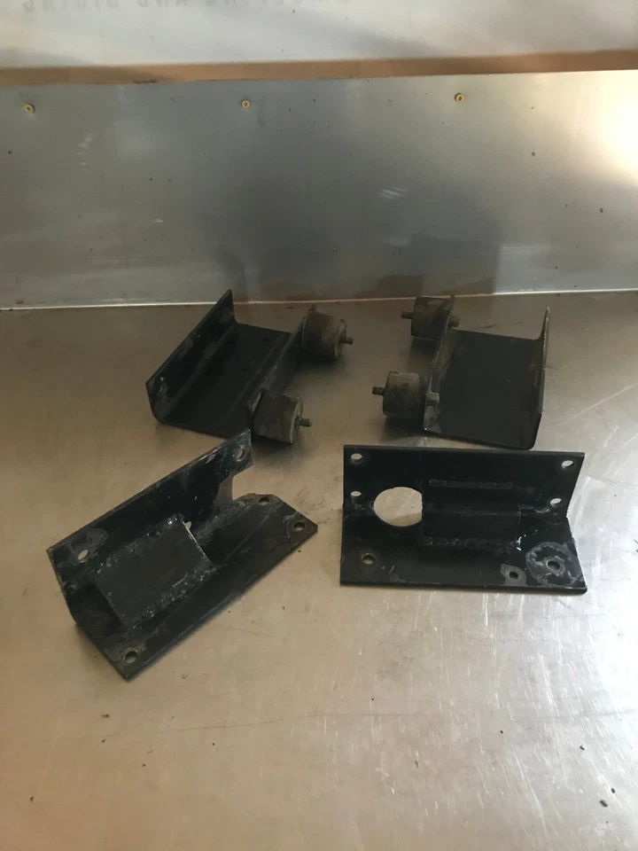 Soportes de montaje de motor de motor diésel Kubota D600 para máquina Woods Mow N 1860 Foto 1 de 4