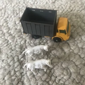 1966 Lesney Matchbox Dodge No. 37-C , Cattle Truck, Yellow, w/ 2 bulls - Picture 1 of 10