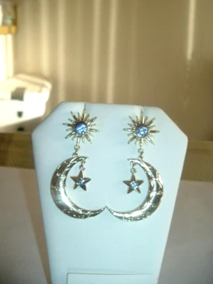 月亮之星太阳蓝色宝石金色卷轴悬挂贝西约翰逊穿孔耳环 — 第 1/4 张图片
