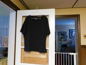 DRAPERS & DAMONS 2X BLACK TEE TOP SHORT SLEEVES SCALLOPED NECKLINE NEW - Picture 1 of 3