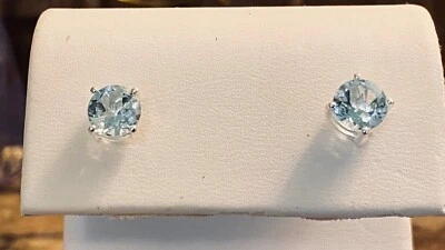 Aretes redondos de plata de ley 92,5 de topacio azul de 6 mm con platino Foto 1 de 4