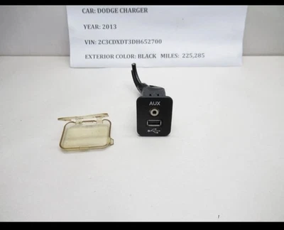 Dodge Charger Chrysler 300 USB 2011-2014 - Puerto auxiliar para música y teléfono. Foto 1 de 4