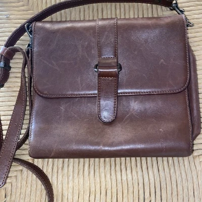 Eddie Bauer 棕色斜挎包小号钱包,真皮。 状况良好! — 第 1/4 张图片