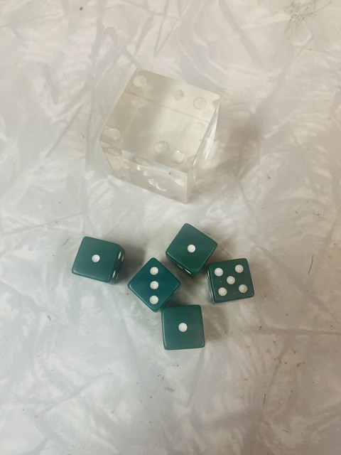 Dados De Jogo De Craps De Sorte E Cartões De Poker Vintage Com Ases  Vencedores E Amuleto De Boa Sorte Do Jogador Na Mesa De Madeira Rústica No  Salão De Jogos Ocidental