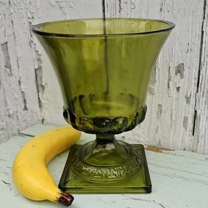 Vintage Hazel Atlas Avocado grün griechisch römischer Rand quadratischer Glasvase mit Fuß - Bild 1 von 13