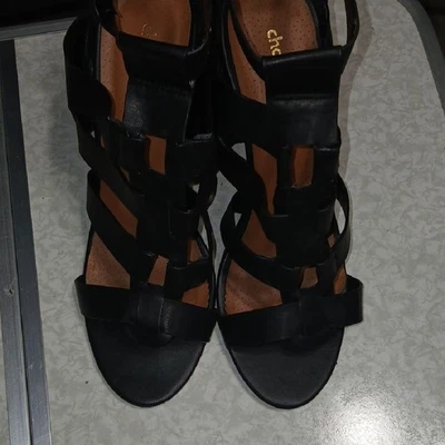Sandalias de gladiador Charlotte Russe negras Foto 1 de 4