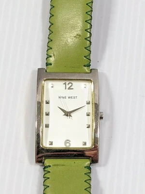 Reloj para mujer Nine West verde imitación cuero puntada en zig zag tono plateado  Foto 1 de 4
