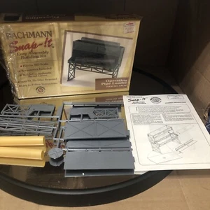 Bachmann - HO Scale - Operating Pipe Loader - Easy Assembly Kit New Open Box ! - Imagen 1 de 4