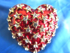 GORGEOUS STAR VALENTINE RED ENAMEL HEART CRYSTAL STARS GOLD BROOCH NEW - Picture 1 of 6