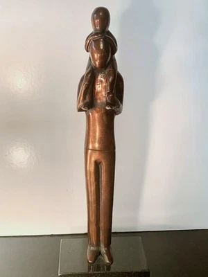 Escultura de bronce padre e hijo "Padres llevando hijo" Danya B Foto 1 de 4