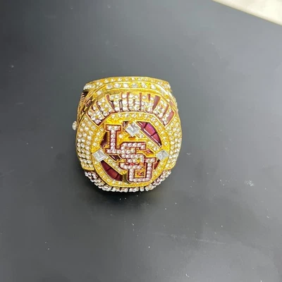 Anillo Campeonato Nacional de Béisbol LSU NCAA División I 2025 Foto 1 de 4