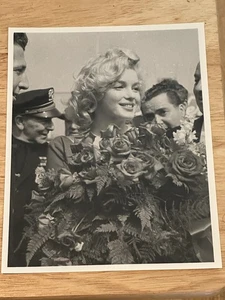 Amazing 1950s Marilyn Monroe Headshot With Bouquet Type 2 Photo Guaranteed Rare - Picture 1 of 2
