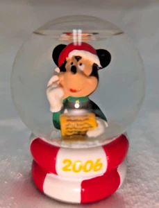 Disney JCPenney 2006 Mickey Mouse con lista mini globo de nieve globo de nieve - Imagen 1 de 7