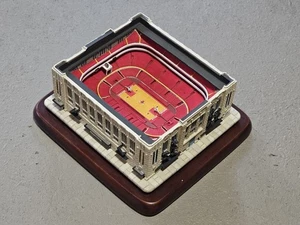 RARE--Vintage DANBURY MINT CHICAGO BULLS STADIUM Statue - Picture 1 of 9