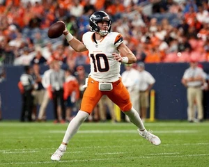 Foto de fútbol americano de la NFL Bo Nix Throwing Action Denver Broncos 8x10 - Imagen 1 de 1