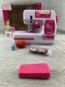 Singer Zig Zag Chainstitch White / Pink Tow Sweing Machine 2013 for Kids 6+ - Picture 1 of 15