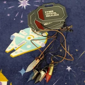 *4 pz Set Collana Cristalli Kyber* Disney Star Wars Galaxy's Edge Nero Rosso Bianco - Foto 1 di 9