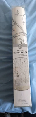 Rollo de papel tapiz NuWallpaper de Brewster NU1412 madera gris pelar y pegar 20,5”x18’ Foto 1 de 4