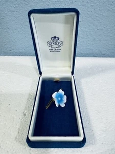 Vintage Aynsley Bone China Stiefmütterchen Brosche blau weiß England mit Box - Bild 1 von 8