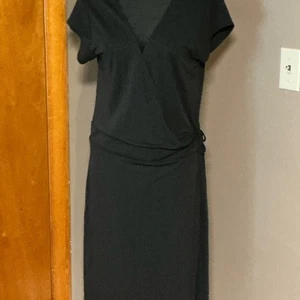 Vestido envolvente midi negro GAP - Imagen 1 de 9
