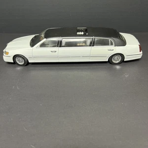 1:18 Sunstar Ford Lincoln Limousine 2000 # 1260 (Damaged) - Picture 1 of 15