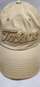 Sombrero Titleist beige con tirantes con bordado dorado - Imagen 1 de 6