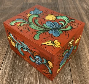 Caja de madera con bisagras noruega de colección pintada a mano arte popular floral firmada - Imagen 1 de 14