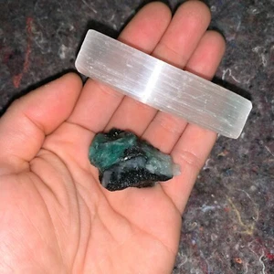 Ein (1) geladener Smaragd grober Edelstein + ein GRATIS Selenit Ladestick - Bild 1 von 1