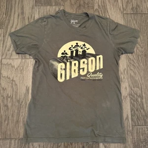Camiseta Gibson Quality Fretted Instruments, verde medio con diseño frontal, PO-VG - Imagen 1 de 4