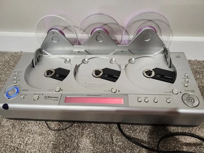 Sistema de montaje en pared AM/FM lineal de 3 discos reproductor de CD triple Emerson MS3105 - probado y Foto 1 de 4