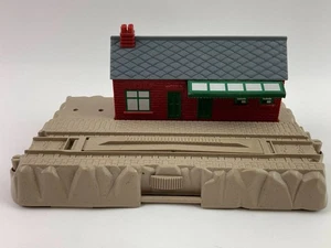 Thomas Trackmaster Mountain of Track Elsbridge Station Zug MODIFIZIERTES Stück LESEN - Bild 1 von 8