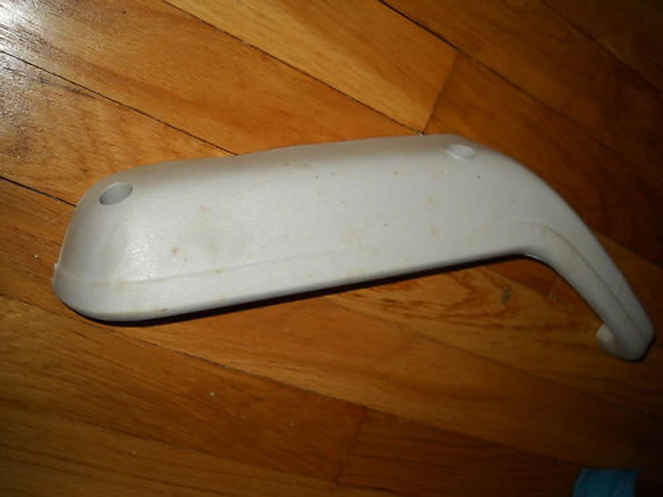 NOS 1984-1985 FORD ESCORT REPOSABRAZOS BLANCO E4FZ-6224140-B8P Foto 1 de 2