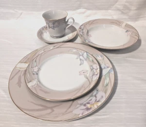 MIKASA FINE CHINA L9048 CHARISMA BEIGE 5 PC DINNER Set With Box! VTG - Picture 1 of 9