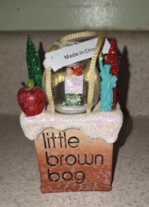Bloomingdale’s Christmas NYC LANDSCAPE Ornament in einer kleinen braunen Tasche - Bild 1 von 4