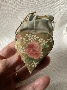 ALTDEUTSCHES DRESDEN BLUMEN ROSE HERZ WEIHNACHTSSCHMUCK - SATIN TASCHE - Bild 1 von 12