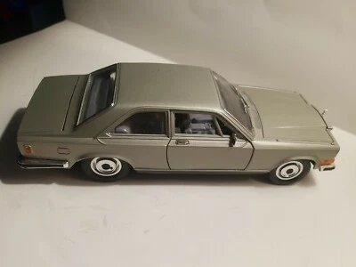 Diecast - 1/22 Burago Rolls Royce Camargue - Cream - Image 1 of 4