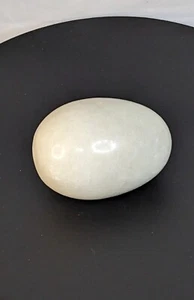 Uovo/crema intagliato a mano in alabastro originale - Foto 1 di 7