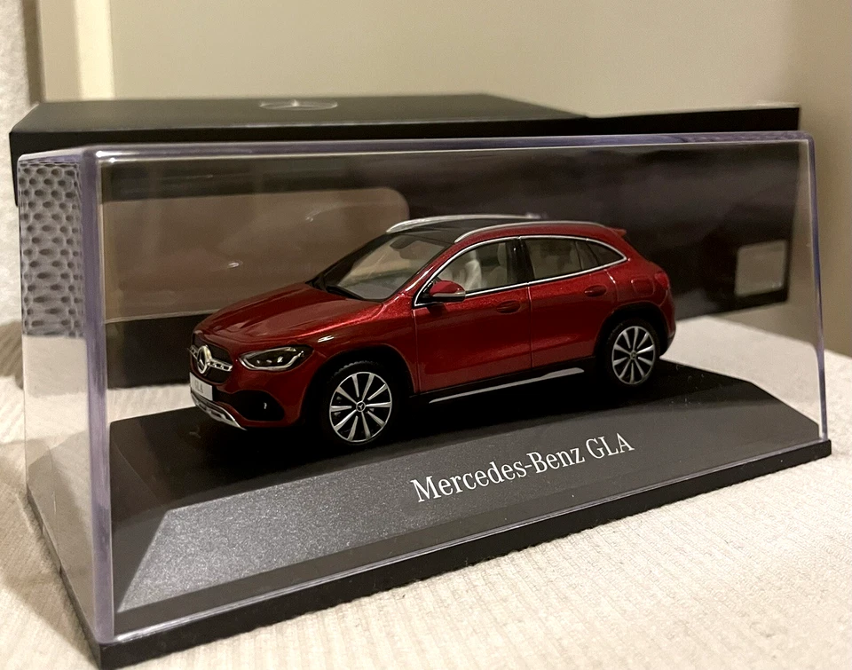 Miniature Spark Mercedes GLA 1/43 1:43 - Voiture Mercedes-Benz Neuve en Boite - Photo 1/4