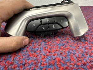 CADILLAC ESCALADE ESV 6.2L 07-08 OEM VOLANTE CONTROL BISEL INTERRUPTOR BOTÓN - Imagen 1 de 4