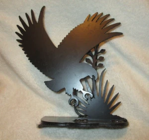 Hecho a mano ~ Silueta con soporte de acero cortado ~ Águila voladora sobre yuca ~ 10.0" ~ 2000 - Imagen 1 de 9