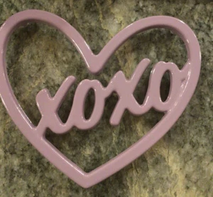CORAZÓN TRIVET DE HIERRO FUNDIDO ESMALTADO CON XOXO Martha Stewart - ESMALTE LILA - Imagen 1 de 2