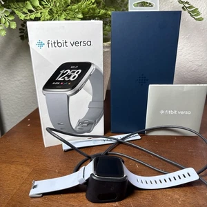 Reloj inteligente Fitbit Versa bandas grandes y pequeñas - gris/plateado - FB504SRGY - Imagen 1 de 18