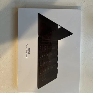 Apple Smart A1829 MX3L2LL/A Black Keyboard Folio/Case for Apple iPad 7/8/9 Gen - Picture 1 of 2