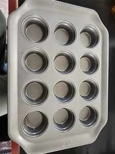 Pyrex Nonstick Bake Ware 12 Muffin Tin NEW - Picture 1 of 5