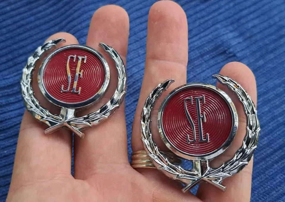 MOPAR 1980-88 DODGE DIPLOMÁTICO FABRICANTE DE EQUIPOS ORIGINALES CONJUNTO DE EMBLEMAS DE TECHO #4319752 Foto 1 de 4