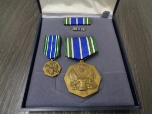 Juego de medallas de logro del ejército de Estados Unidos (AAM): pasador de solapa, cinta y estuche. Juego de 4 piezas NUEVO - Imagen 1 de 5