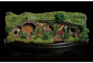 WETA Herr der Ringe Hobbit Löcher 23 Der große Garten Smial Mini Diorama Neu in versiegelter Verpackung - Bild 1 von 3