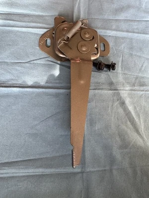 Pestillo de capó primario Mopar A Body 1970 1971 1972 Plymouth DUSTER usado OEM ¡Bonito! Foto 1 de 4