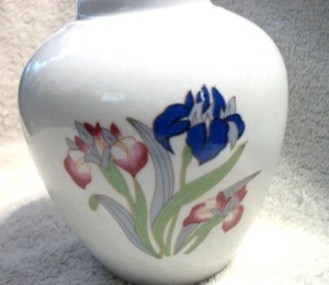 Jarrón con diseño de flores - 4 1/2" de alto - Ancho: 3 1/2" - La apertura es de 1 1/2" - Imagen 1 de 5