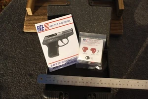 Factory Kel Tec P32 Pistol Factory Box Hardcase - Manual - Lock 101 - Bild 1 von 4